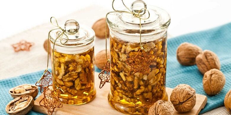 Walnuts with honey - healthy foods that can increase the potency of men